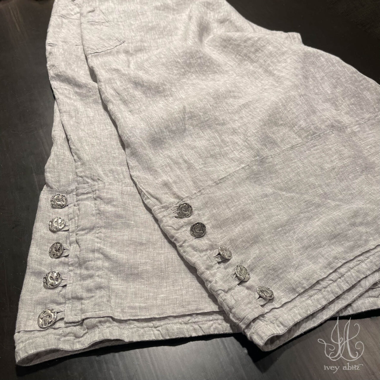 Viv Trousers in a washed weave mixed with rustic metal buttons. An everyday delight! Headed to CT.