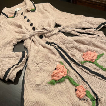 Chaumont Duster Coat is a hand sculpted work of art. What's even better than that? It's sturdy and comfortable to wear in your everyday rotation!