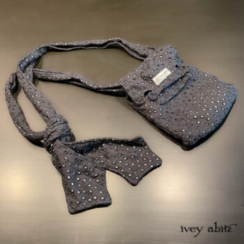 Voyage Satchel is a new everyday companion. Use it draped on your shoulder, as a cross body bag, or wrapped around the waist. Versatility and cleverness in abundance!