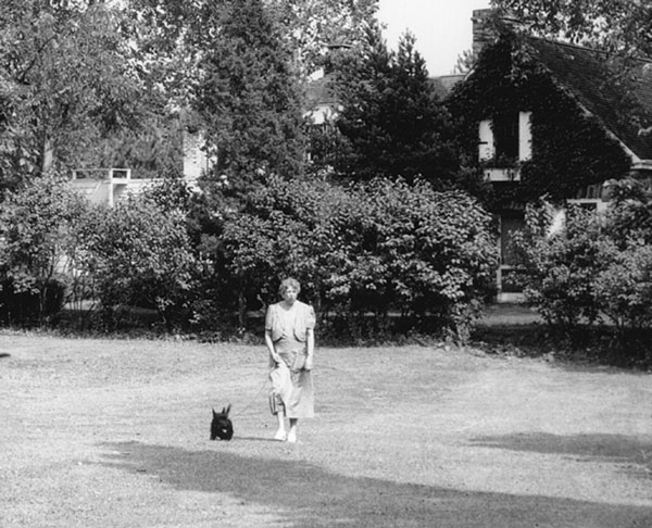 Eleanor Roosevelt walks Fala at Stone Cottage